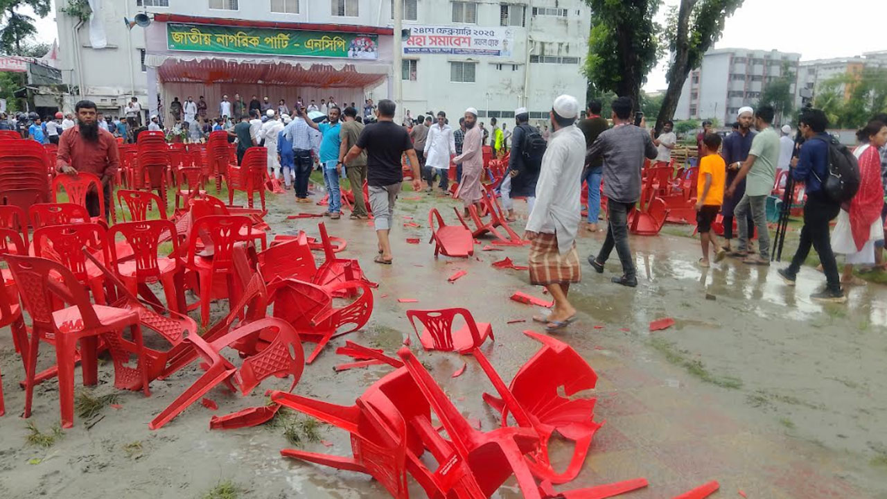 ‘জয় বাংলা’ স্লোগান দিয়ে গোপালগঞ্জে এনসিপির সমাবেশ মঞ্চে হামলা
